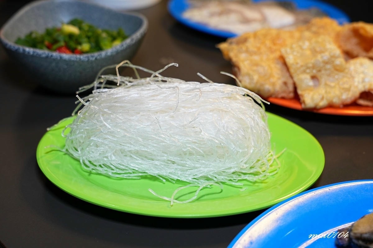 桃園青埔火鍋推薦｜東東石頭火鍋～新開幕！以金魚為主題、桌邊爆