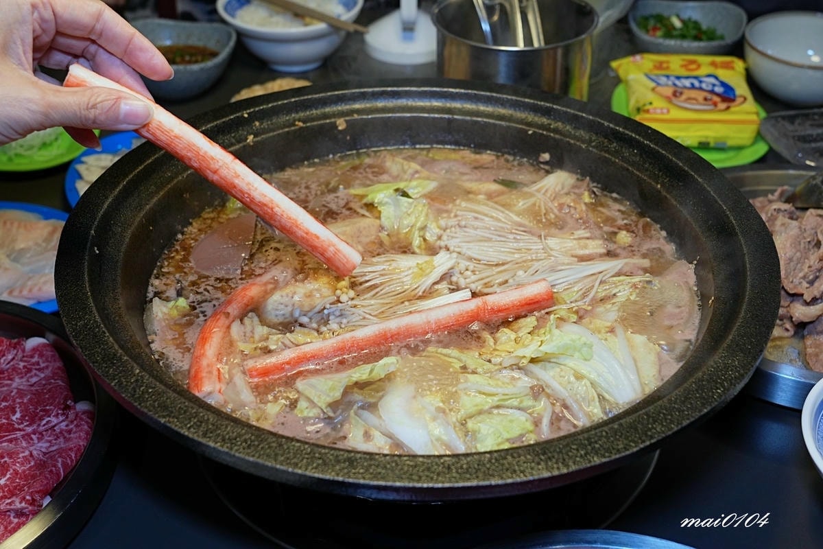 桃園青埔火鍋推薦｜東東石頭火鍋～新開幕！以金魚為主題、桌邊爆