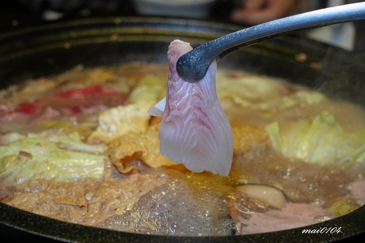 桃園青埔火鍋推薦｜東東石頭火鍋～新開幕！以金魚為主題、桌邊爆