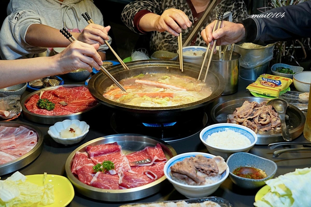 桃園青埔火鍋推薦｜東東石頭火鍋～新開幕！以金魚為主題、桌邊爆