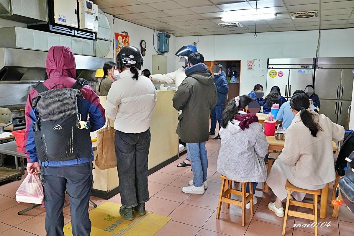 中壢西園路傳統早點，沒有招牌、每天只營業4小時的人氣粉漿蛋餅
