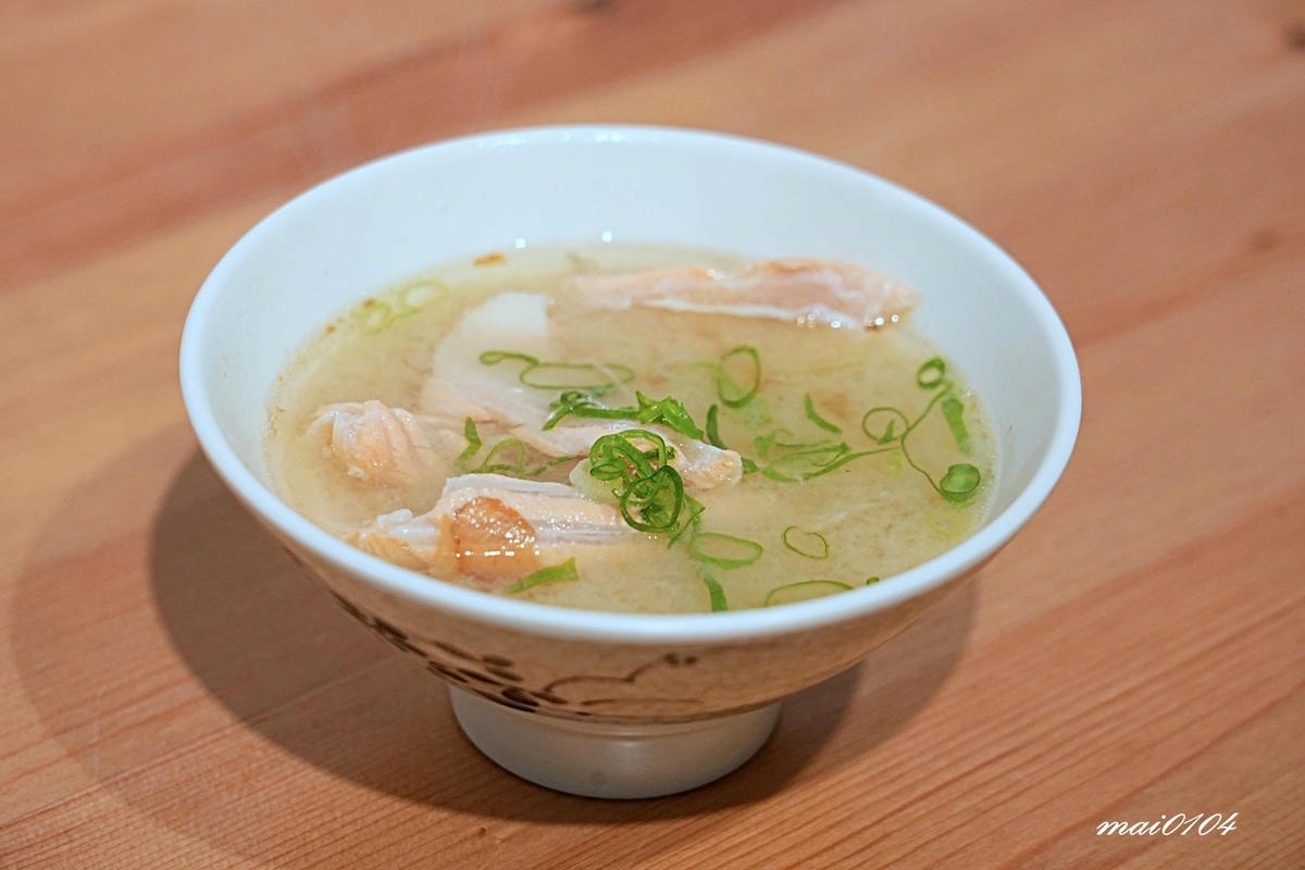 沒有招牌、隱藏在市場裡的日式料理，料多味美的味增湯免費喝到飽