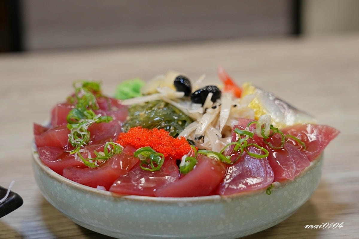 隱藏在八德大湳市場內、平日只開三小時的紳爺食堂，提供平價高C