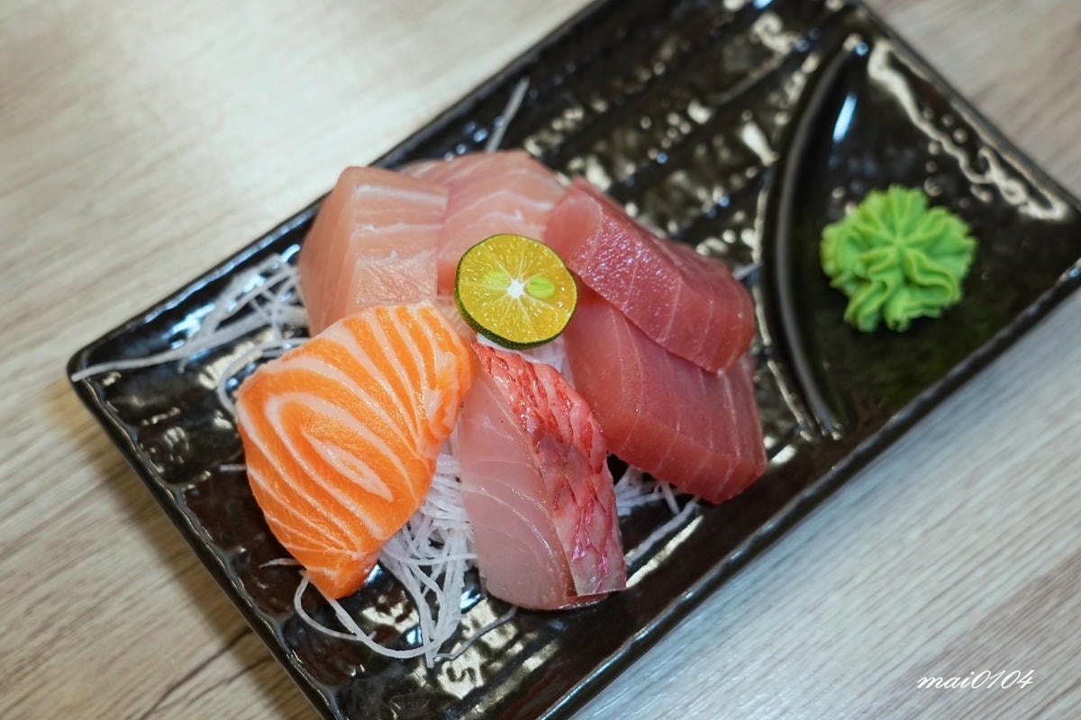 隱藏在八德大湳市場內、平日只開三小時的紳爺食堂，提供平價高C